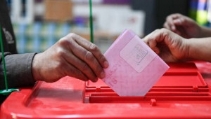 A Tunisian casts his checked ballot in a box as he votes in the first free municipal elections since the 2011 revolution, at a polling station in Ben Arous near the capital Tunis on May 6, 2018. - Tunisians head to the polls on May 6 in what is seen as another milestone on the road to democracy in the birthplace of the Arab Spring, despite muted interest in the poll as struggles with corruption and poverty continue. Though parliamentary and presidential votes have taken place since the fall of dictator Zine El Abidine Ben Ali, municipal polls have been delayed four times due to logistic, administrative and political deadlocks. (Photo by FETHI BELAID / AFP)