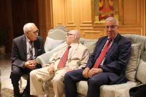 الدكتور عبد الجليل التميمي يتوسط الدكتور نصر الدين سعيدوني (على اليسار) والسيد نصر الدين لعرابة القنصل العام الجزائري في تونس (على اليمين).
