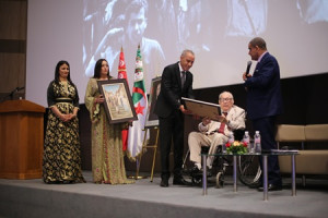 سعادة سفير الجزائر بتونس عزّوز باعلال يكرّم الدكتور عبد الجليل التميمي.