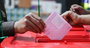 A Tunisian casts his checked ballot in a box as he votes in the first free municipal elections since the 2011 revolution, at a polling station in Ben Arous near the capital Tunis on May 6, 2018. - Tunisians head to the polls on May 6 in what is seen as another milestone on the road to democracy in the birthplace of the Arab Spring, despite muted interest in the poll as struggles with corruption and poverty continue.
Though parliamentary and presidential votes have taken place since the fall of dictator Zine El Abidine Ben Ali, municipal polls have been delayed four times due to logistic, administrative and political deadlocks. (Photo by FETHI BELAID / AFP)