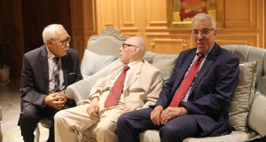 الدكتور عبد الجليل التميمي يتوسط الدكتور نصر الدين سعيدوني (على اليسار) والسيد نصر الدين لعرابة القنصل العام الجزائري في تونس (على اليمين).